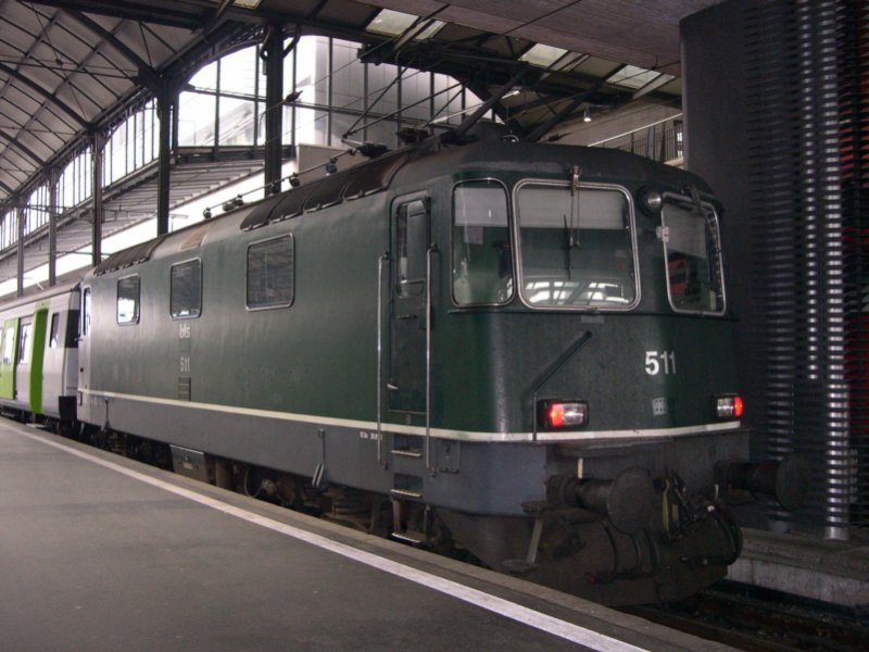 Die BLS Re 4/4 511 wartet am 11.05.2006 mit ihrem