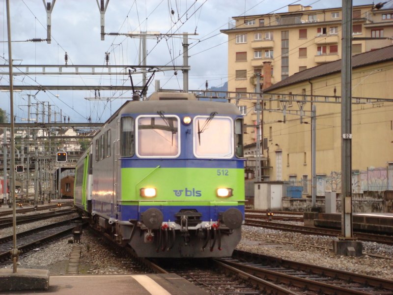 Re 4/4 II 512 kommt mit dem RE aus Bern