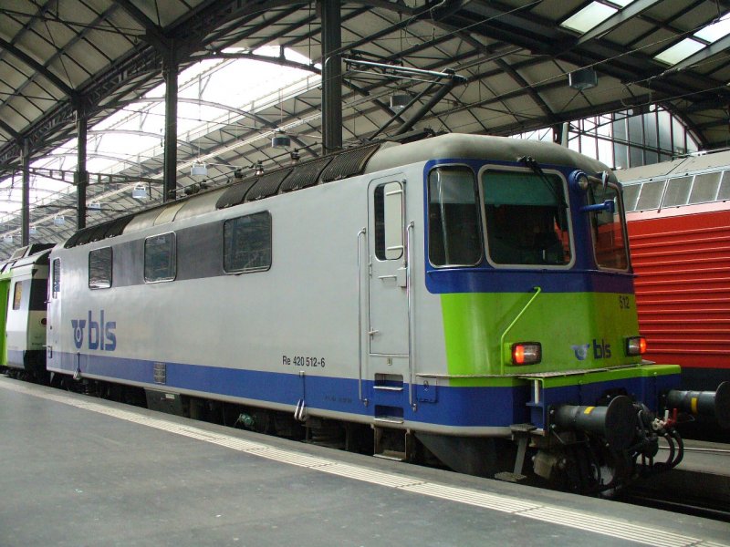 bls - Re 4 / 4420512-6 in the station of