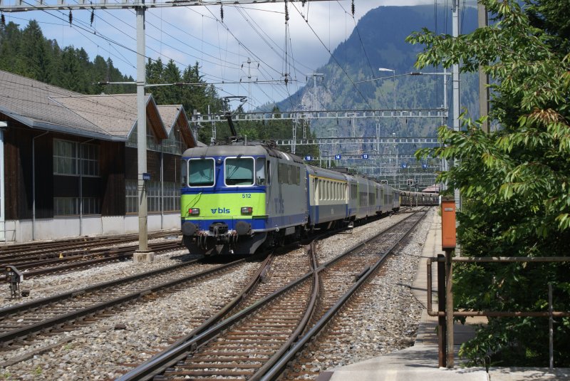 Re 420512-6 pushes the RE 3270 Kandersteg Spiez, on 27/07/2008.