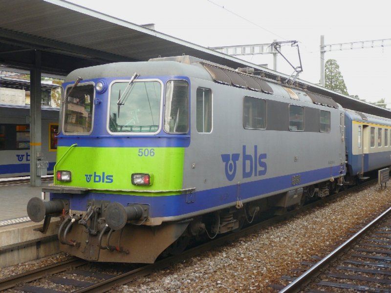 bls - Re 4/4 420 506-8 im Bahnhof von Spiez