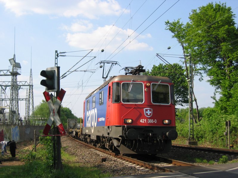 Re 421 388-0 mit einem Containerzug am 07.05.2008 am Km