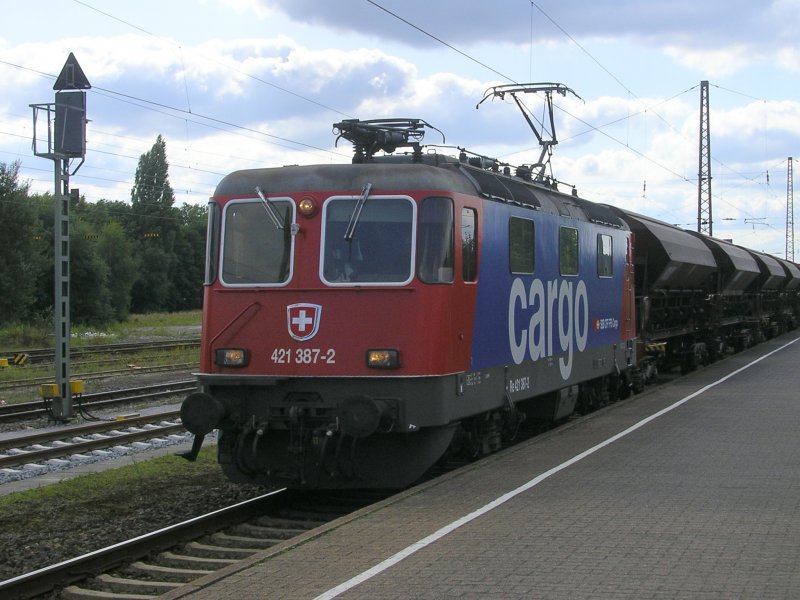 SBB Cargo 421 387-2 mit Sch�ttwagen der SNCF und SBB