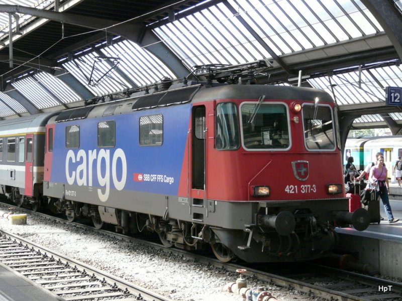 SBB - Re 4/4 421 377-3 im Hauptbahnhof von Z�rich