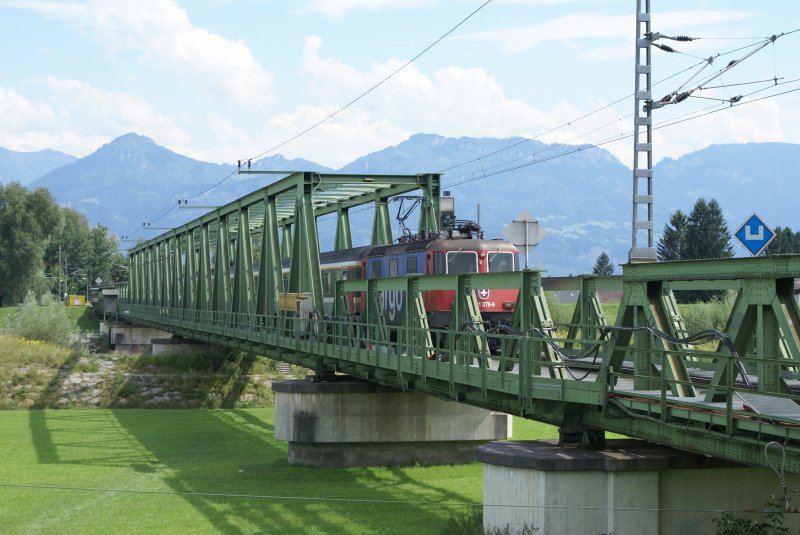 Re 421 379-9 fhrt mit dem EC 194 am 11.8.08 ber die Rheinbrcke bei St. Margrethen.