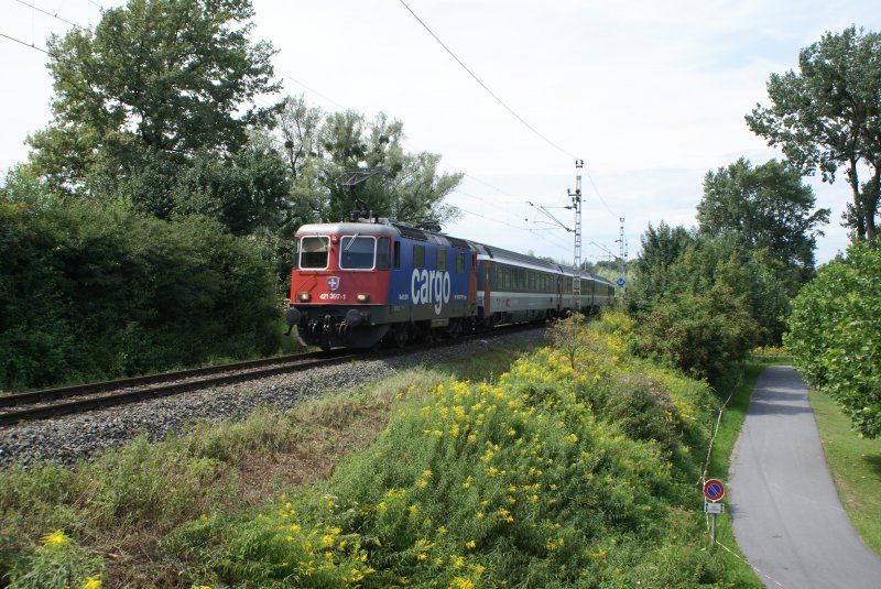 Re 421 397-1 schleppt am 11.8.08 den EC 195 von St. Margrethen Richtung Bregenz. Das Bild entstand kurz vor der Rheinbrcke in St.Margrethen.