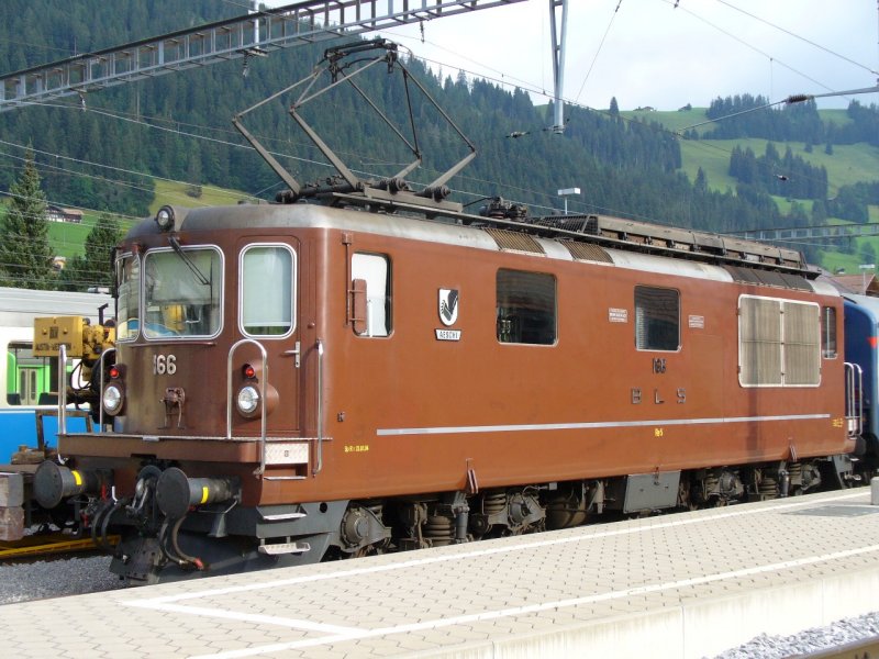 bls - Re 4/4 166 im Bahnhofsareal von Zweisimmen am