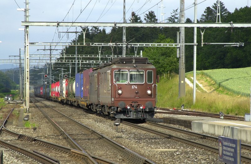 BLS Re 4/4 II Nr. 171 mit G�terzug durchfahrt in