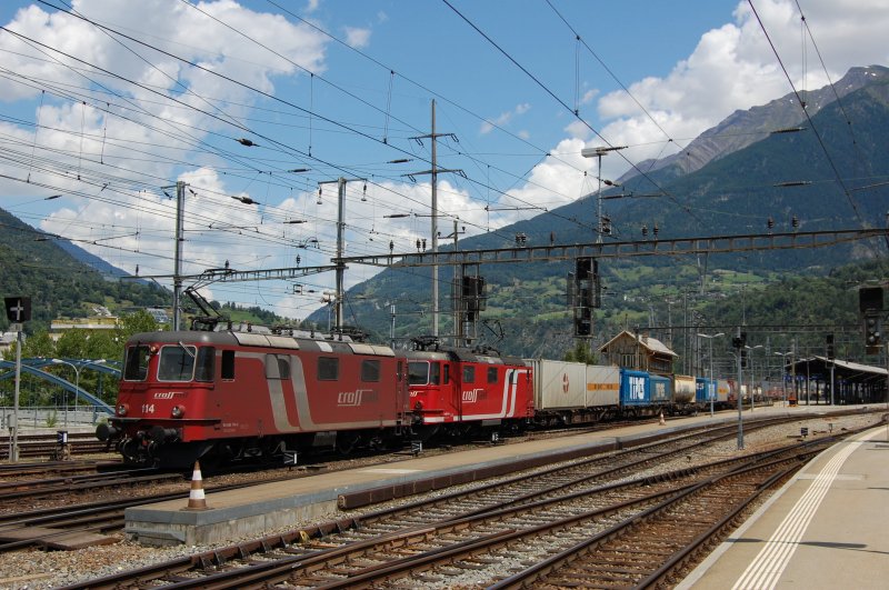 Re 436 114 und Re 436 113 mit einem Gterzug bei der Ausfahrt aus Brig. 02.07.2009