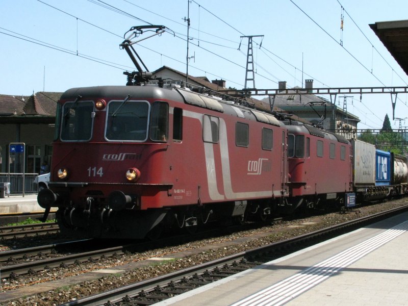 Am 23.05.2009 durchfahren die Crossrail Re 4/4 III 114+115 mit