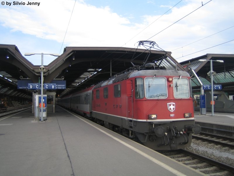 Re 4/4'' 11127 mit EC 165 ''Kaiserin Elisabeth'' nach Salzburg am 29.7.08 in Zrich HB.