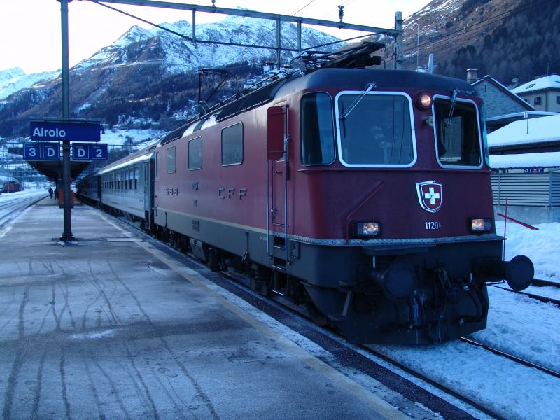Re 4/4 11204 am 12.1.05 in Airolo