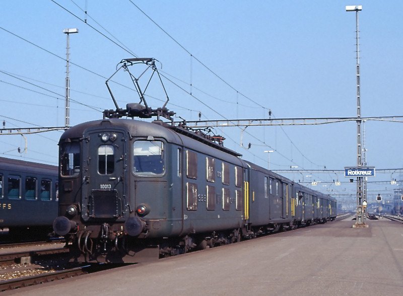 SBB Re4/4I 10 013 in Red Cross on the 18th