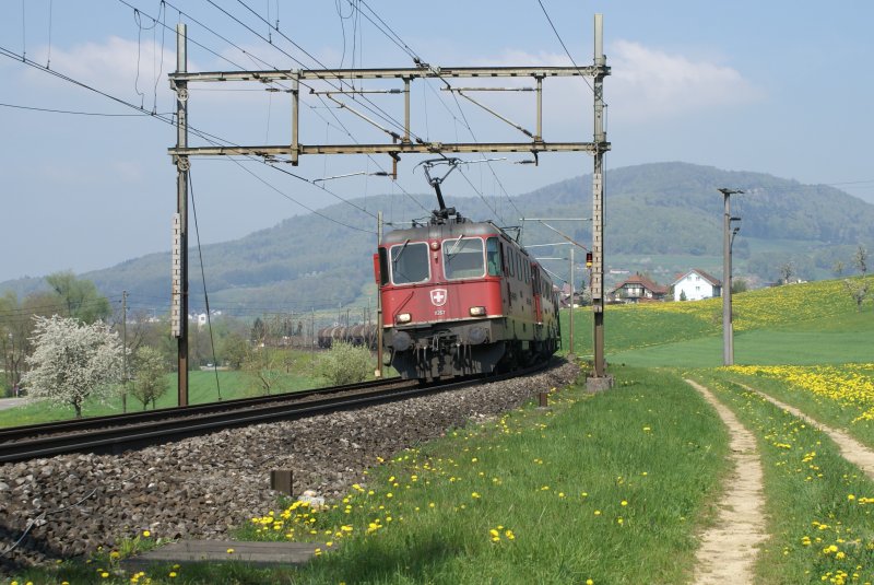 Re 4/4 II 11267 und Re 6/6 11632 ziehen am 21.4.09 einen Tankwagenzug von Gelterkinden Richtung Tecknau.
