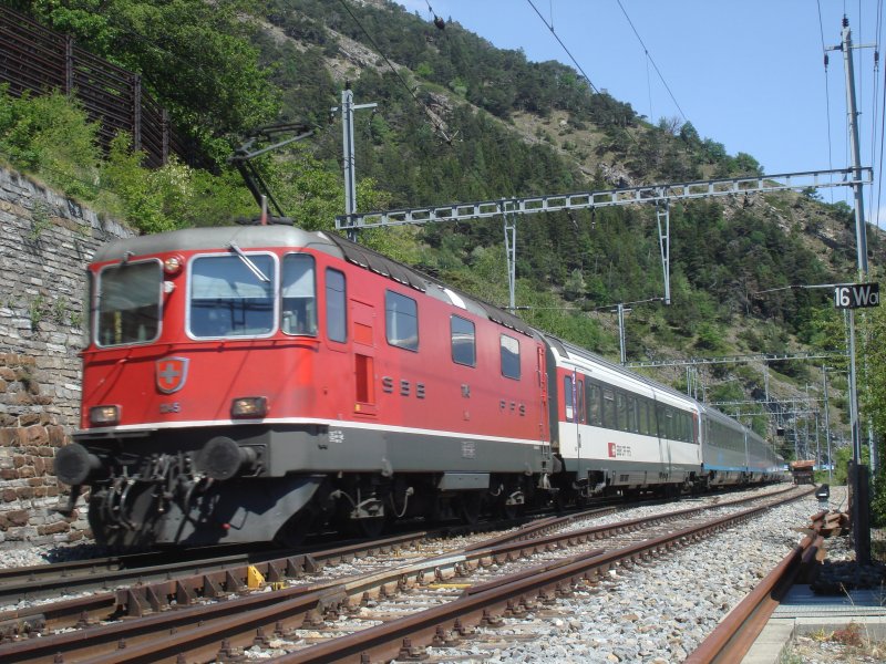 Die Re 4/4 II 11145 mit EC Milano-Basel bei Hohtenn