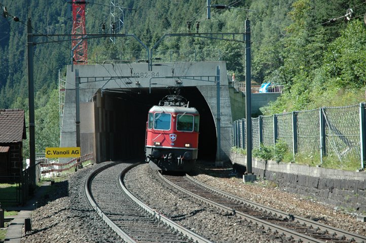 Die Re 4/4 II 11198 f�hrt am 26.7.07 mit dem