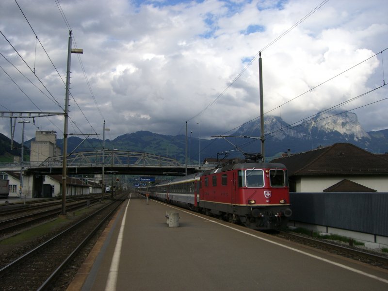 Eine Re4/4 f�hrt mit einem EuroCity durch Brunnen. (17.08.2007) 