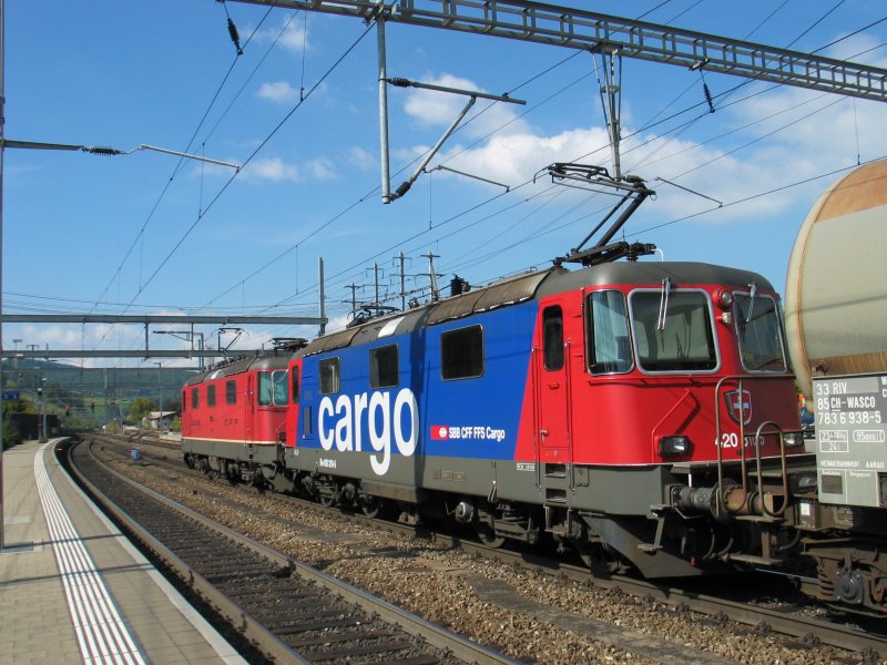 The two Re 4 / 4 11232 + 420 310-5