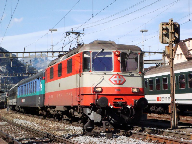 Re 4/4 II 11108 bei der Ausfahrt in Erstfeld mit