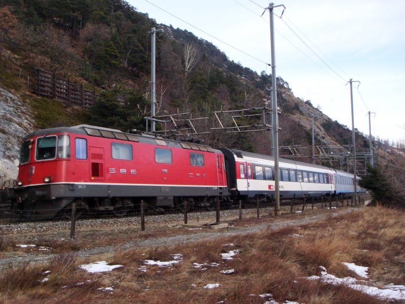 Re 4/4 II 11118 mit CIS nach Bern(-Basel)bei Hohtenn 