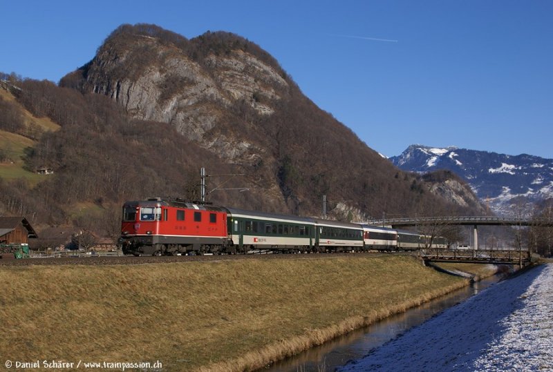 Re 4/4 11150 am 25.12.07 mit RE 3811 zwischen Tr�bbach
