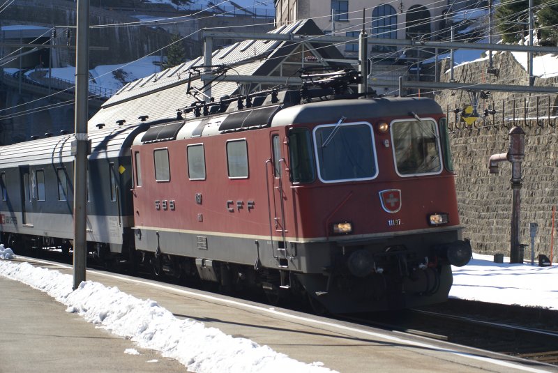 Re 4/4 II 11197 mit IR 2267 bei der Einfahrt