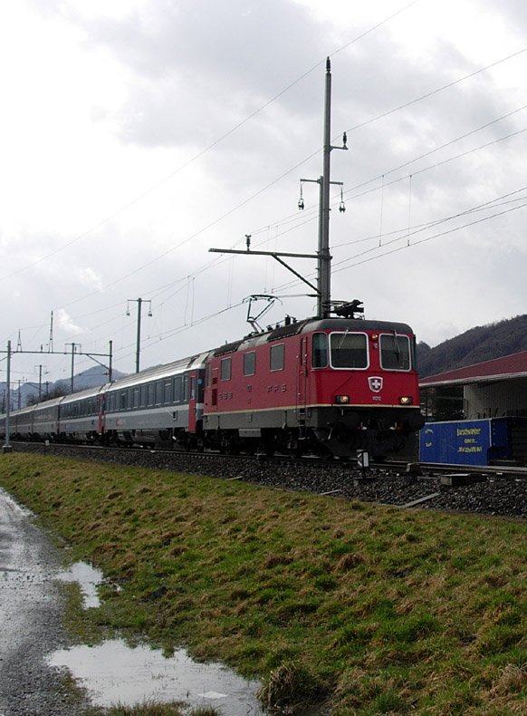 A RE 420zieht the EC Transalpin from Basel SBB to