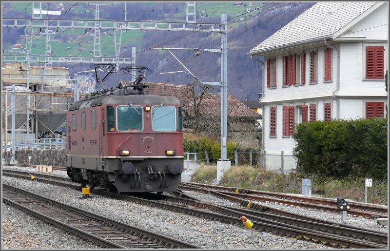 Re 4/4 II 11367 mit halbgesenktem vorderen Stromabnehmer f�hrt als