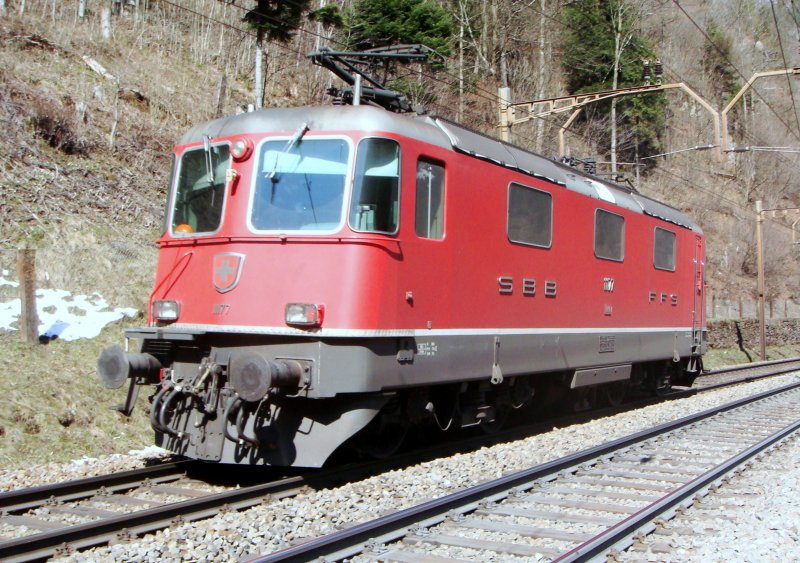 The Re 4 / 4 II 11 177 from sliding