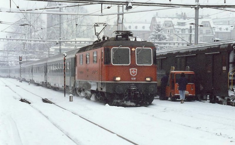 Re 4/4 2 am 27.02.1988 in St. Gallen. 