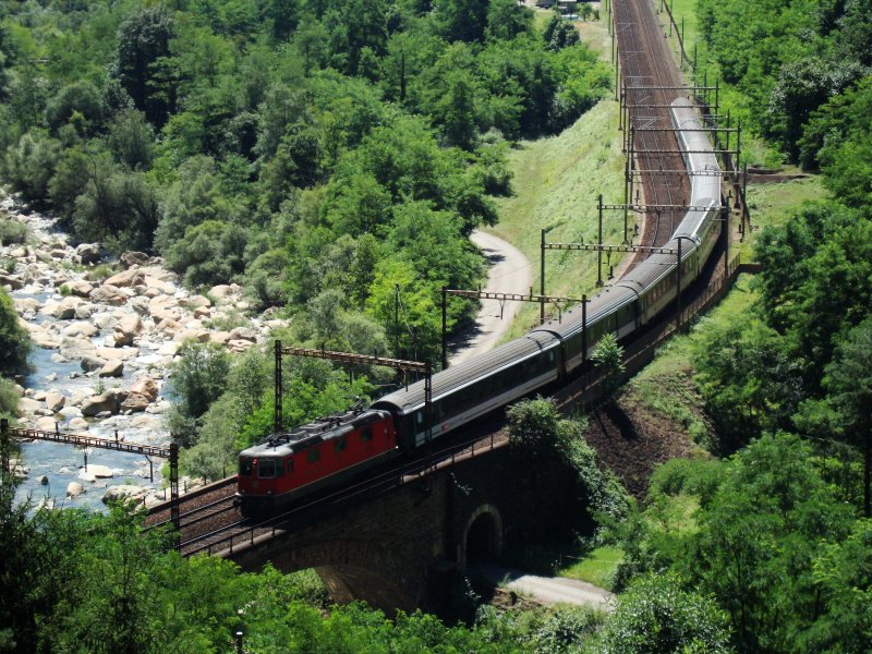 Die Re 4/4 II 11272 �berquert am 25.07.2008 mit ihrem