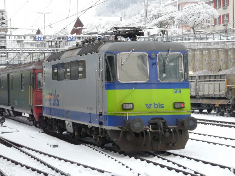 bls - Re 4 / 4420509-2 station in Spiez on