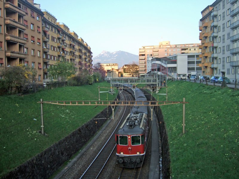 SBB: Die Re 4/4 11158 zieht den Interregio (Basel-Locarno) aus