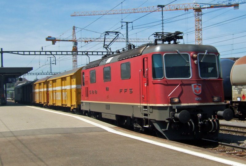 SBB-Cargo: Die Re 4/4 11269 durchf�hrt mit drei Post- und