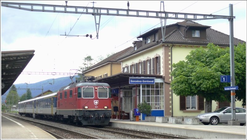 Re 4/4 II 11213 Pendelzug aus Malleray-B�vilard ist in Sonceboz-Sombeval