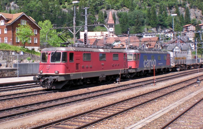 SBB-Cargo: Eine Re 10/10 mit der Re 4/4 11318 und