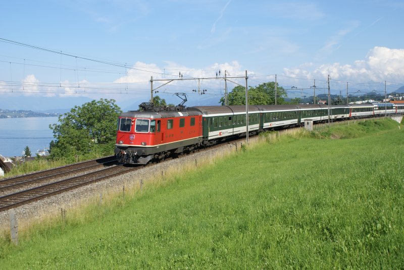 Re 4/4 II 11208 f�hrt mit einem bunten Gotthard-Interregio am