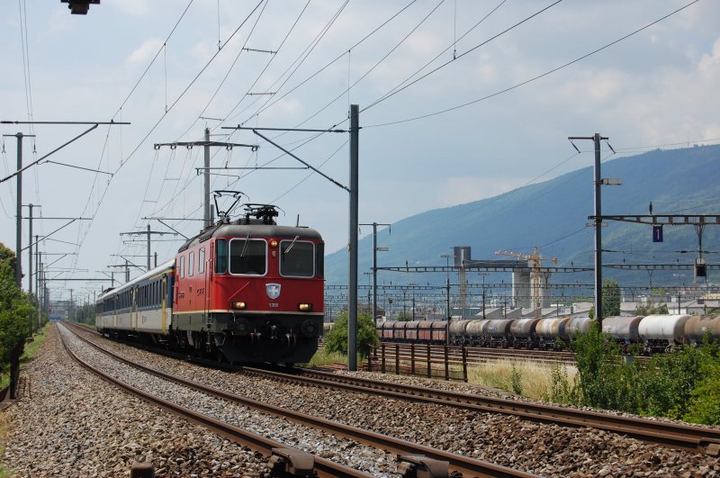 Re 4/4 11300 mit Nahverkehrszug am 30.06.2009 in Biel Mett