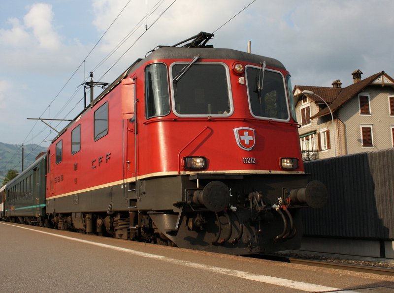 Die Re 4/4 11212 am 01.07.2009 mit einem IR bei