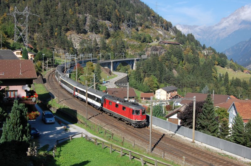 Re 4/4 mit Interregio am 29.09.2009 bei Wassen 