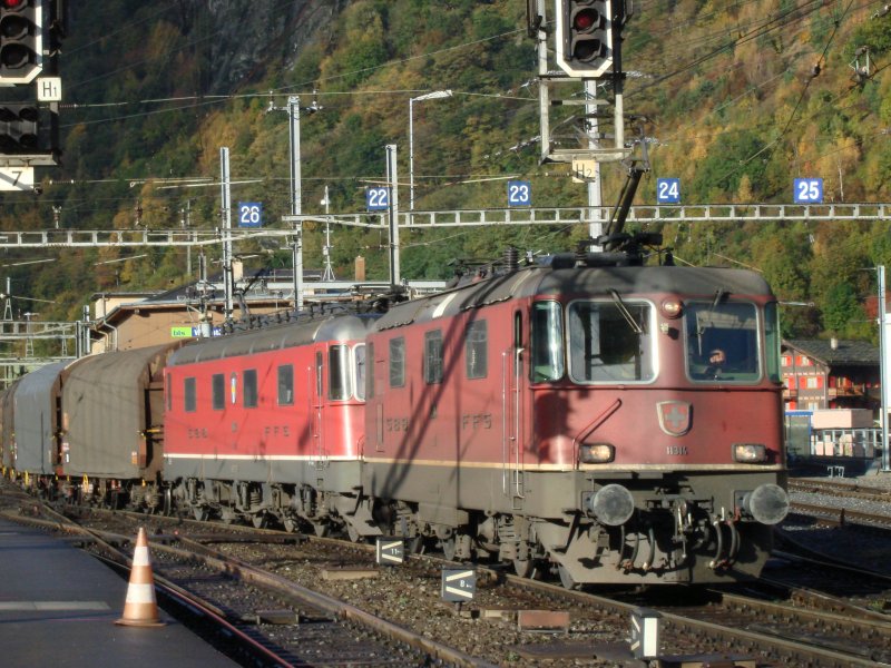  Am 25.10.2005,kurz vor 10.00 Uhr kam dieser G�terzug mit