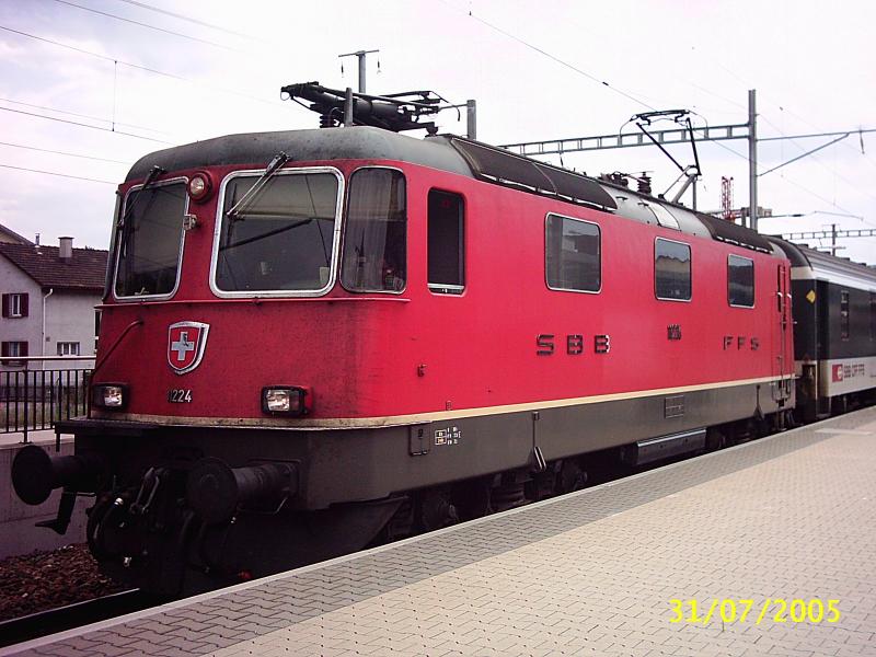 Re 4/4 und der  Rheintal Express  Richtung St. Gallen am 31.7.2005 in Heerbrugg.