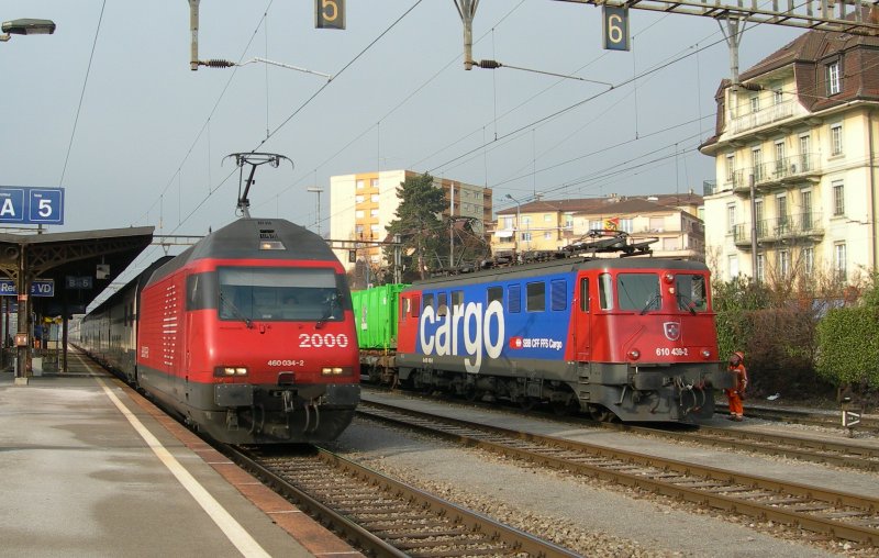 Re 460 034-2 mit IC nach St. Gallen und Ae 6/6 (610 439-2) mit einem Gterzug in Renens VD am 7. Jan. 2009