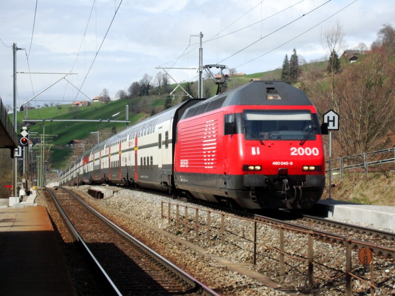 Re 460 040 mit IC nach Brig bei der Durchfahrt in Mlenen am 10.04.2008