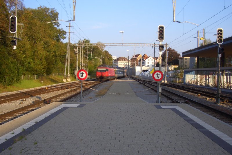 Re 460 082-1  Ceresio  verlsst Kreuzlingen mit ihrem IR, um in den Endbahnhof, Konstanz einzufahren. 27.09.09.