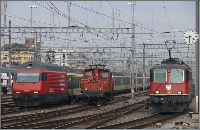 Re 460 082-1, Ee 3/3 16351 und Re 4/4 II 11200 in Zrich HB. (28.08.2009)