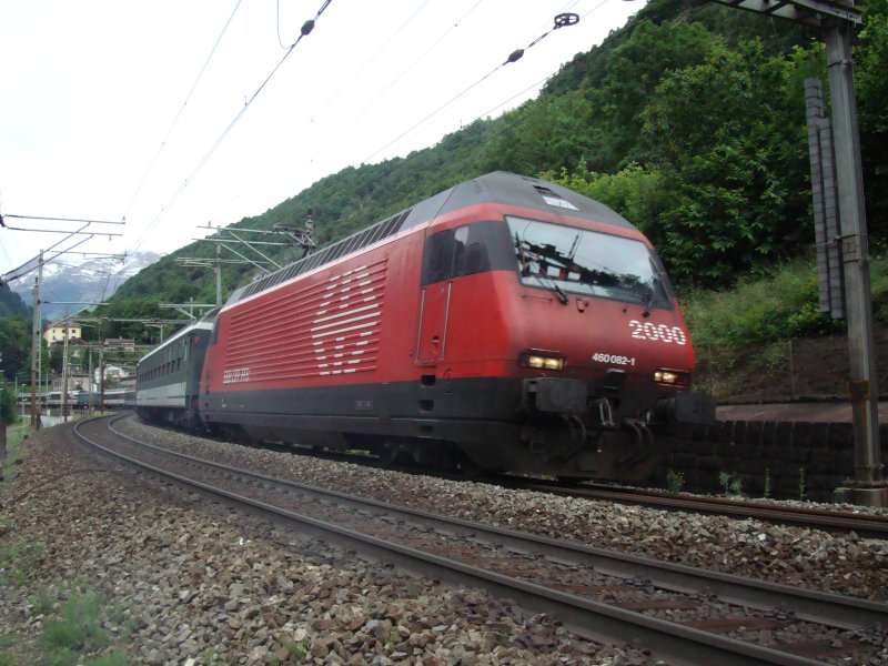Re 460 082 mit IR nach CHiasso am 07.06.2008 bei Lavorgo.