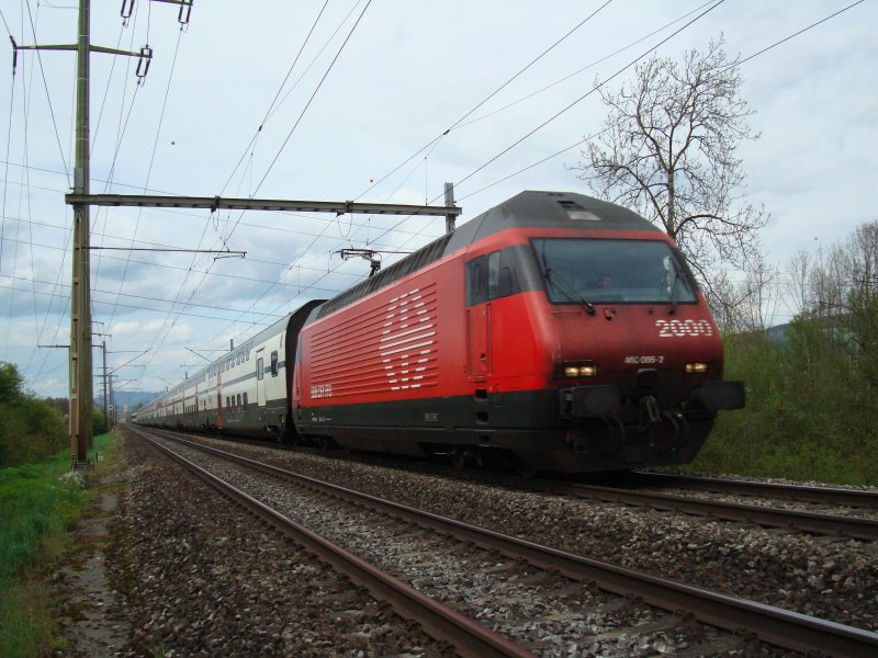 Re 460 086 mit IC 2000 bei Kiesen am 02.05.2008