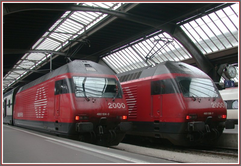 Re 460 104-3 und Re 460 098-7 stehen am Schluss