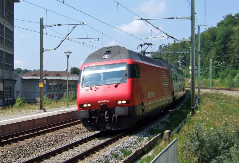 SBB: A IR passes through the Re 460 037 "Lake